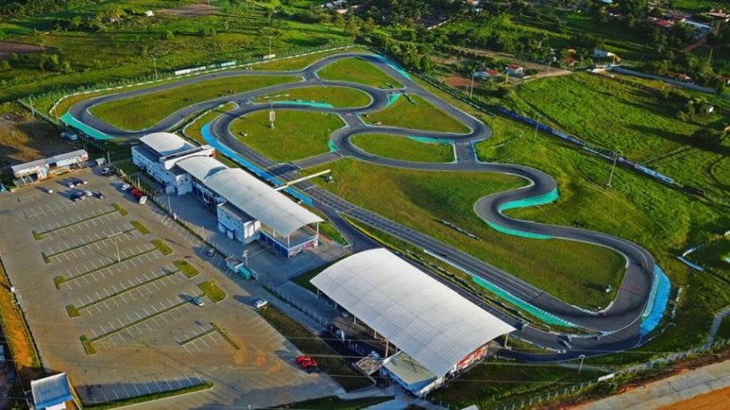 Vista aérea da pista de kart durante a corrida vários karts de corrida  competem em uma pista especial